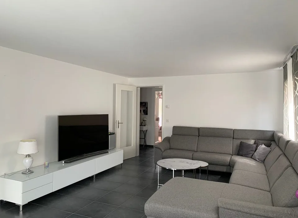 Moderne, neuwertige 3.5 Zimmer Etagenwohnung mit separater Waschküche
