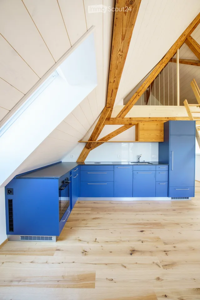 Schöne helle Dachwohnung zu vermieten