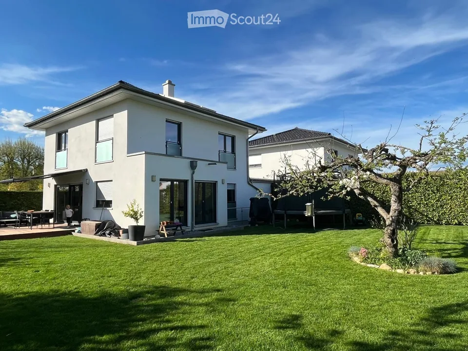 Spacious Family Villa with Private Garden in Coppet