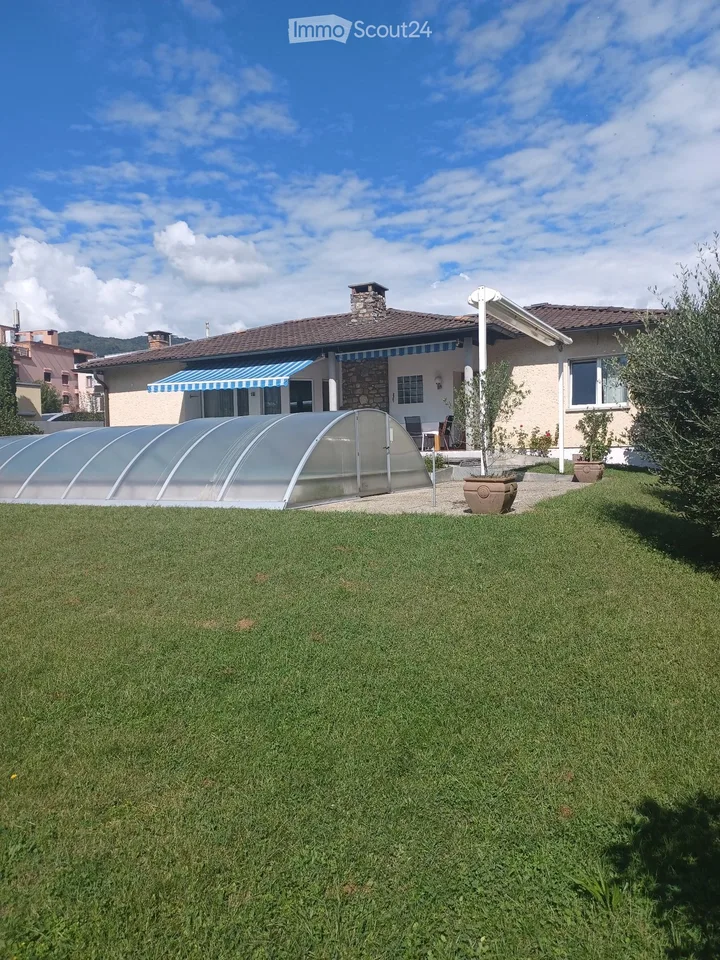 Einfamilienhaus mit Pool und grossem Garten in Caslano