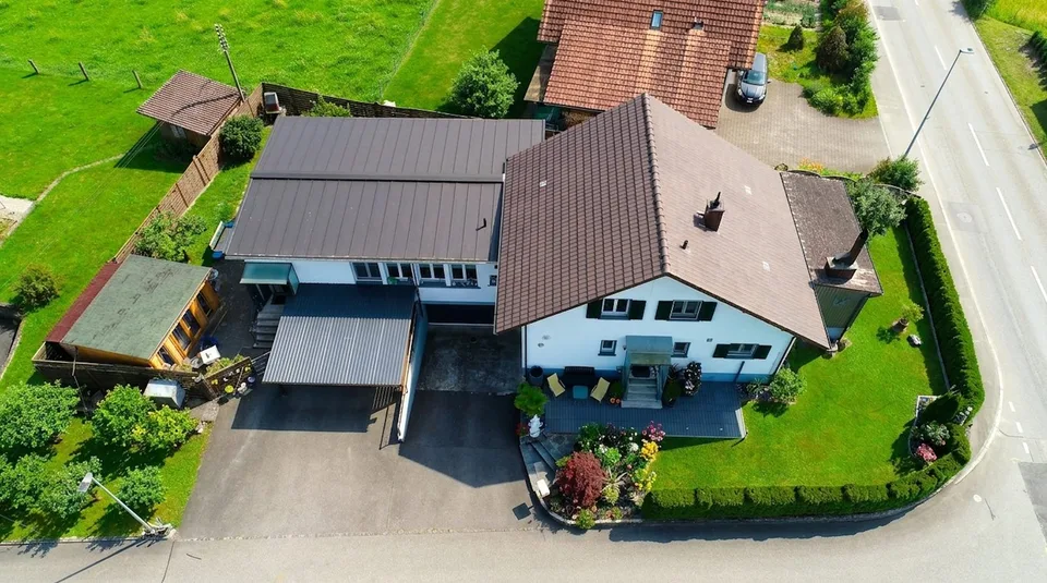Ampia casa a due famiglie con possibilità di utilizzo versatile