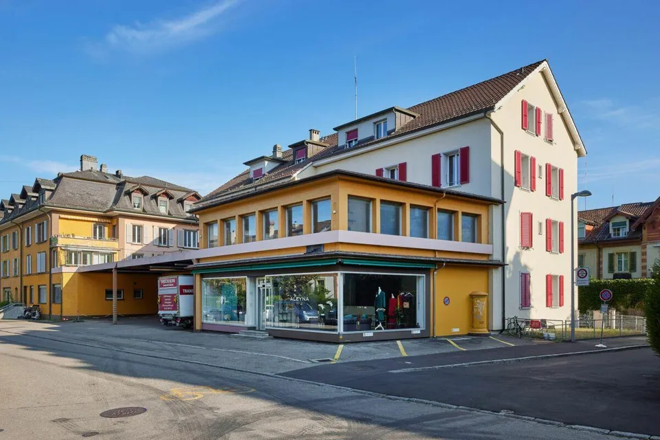 Espace commercial avec surface de vente au rez-de-chaussée (500m2 dont 90m2 de boutique) ...