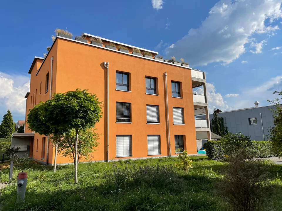 Helle 3.5-Zimmerwohnung mit grosszügigem Sitzplatz im Herzen von Fehraltorf