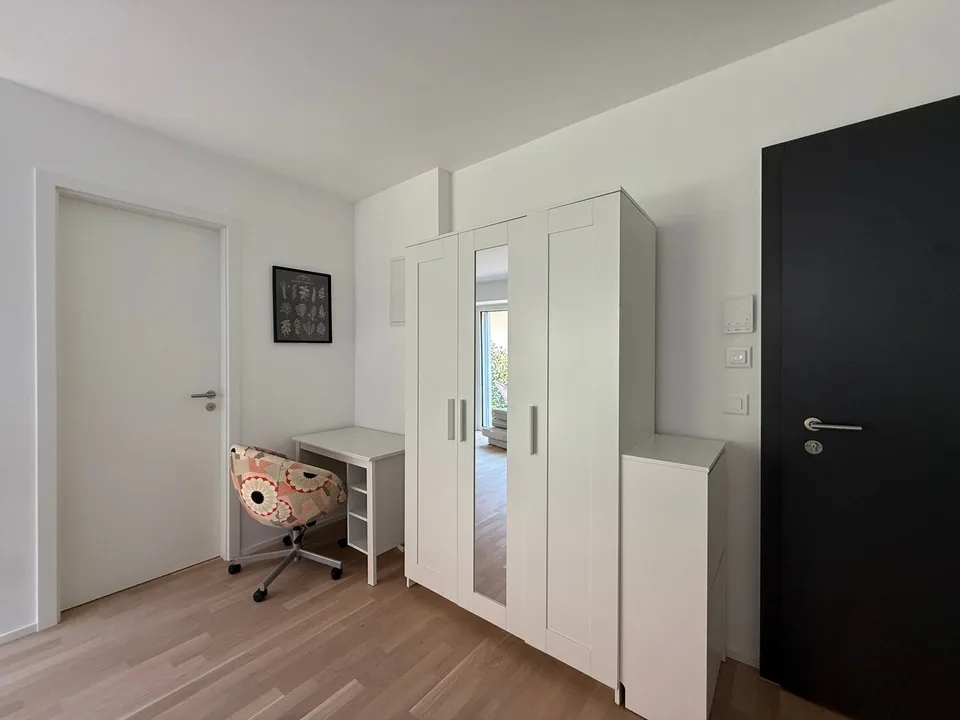 Studio mit Möbeln, Terrasse und Parkplatz