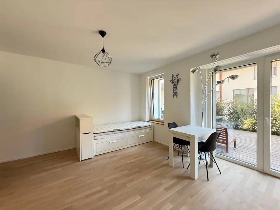 Studio mit Möbeln, Terrasse und Parkplatz