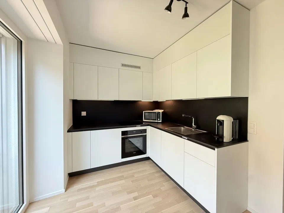 Studio mit Möbeln, Terrasse und Parkplatz