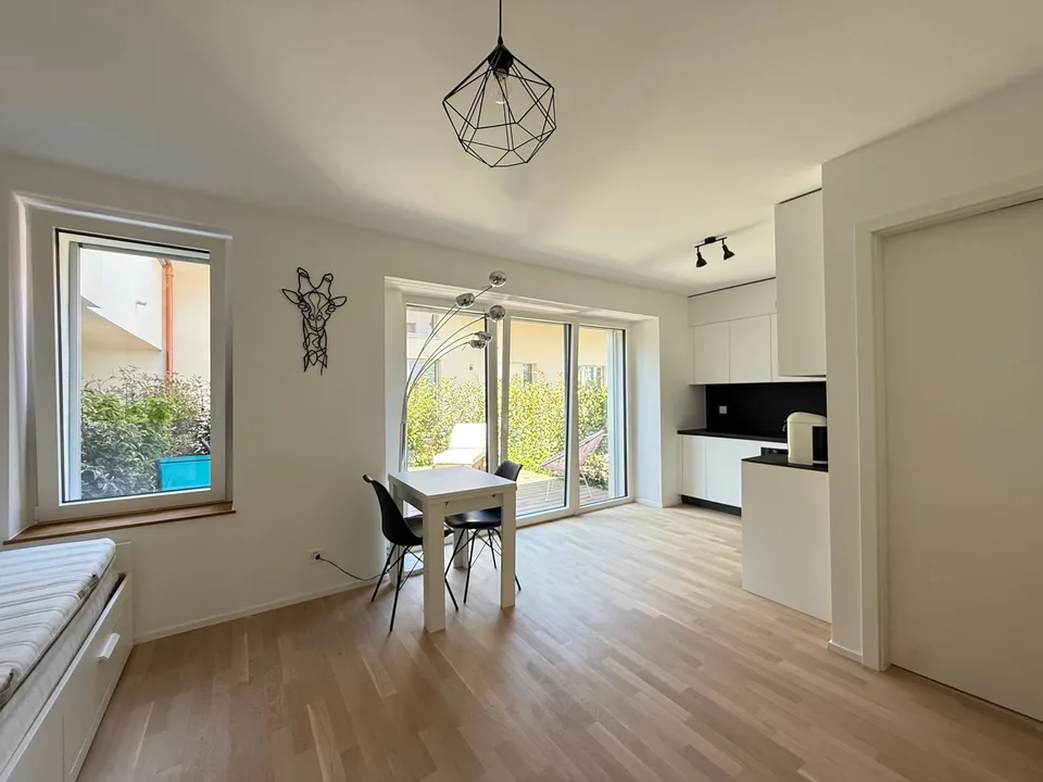 Studio mit Möbeln, Terrasse und Parkplatz
