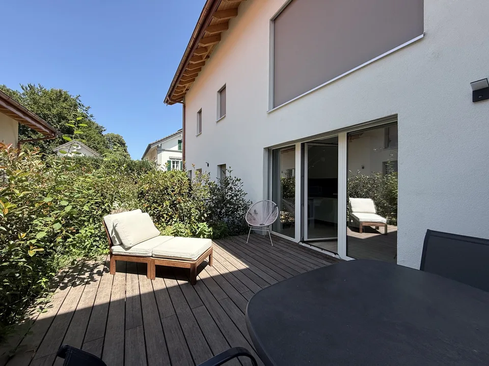 Studio mit Möbeln, Terrasse und Parkplatz