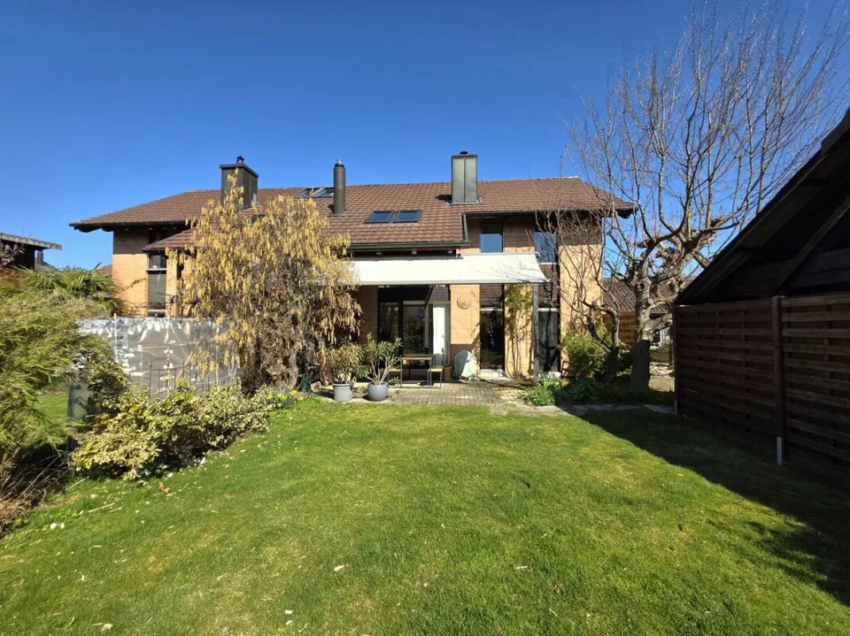 Stilvoll modernisiertes, einseitig angebautes Einfamilienhaus mit sonnigem Garten