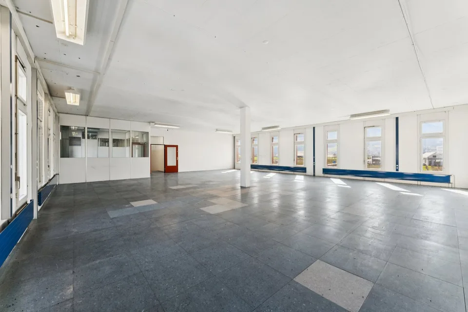 Spacious area for your ideas - 200 m² bright commercial space in prime location