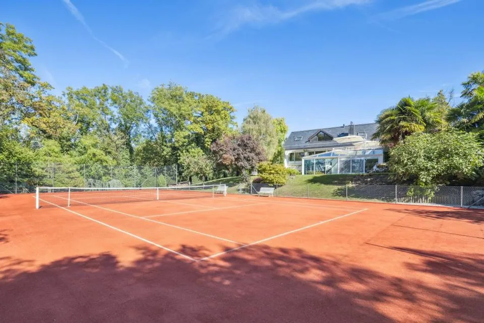 Außergewöhnliches Anwesen mit Tennisplatz und Innenpool