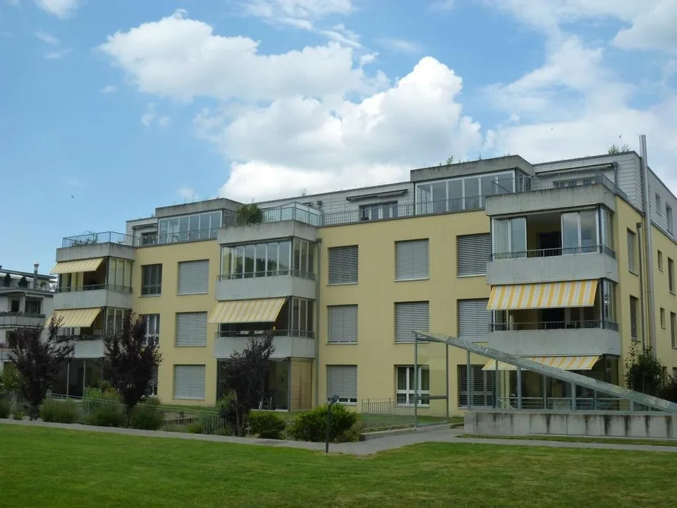 Moderne 5.5 Zimmer Attika-Wohnung mit verglastem Balkon & Terrasse
