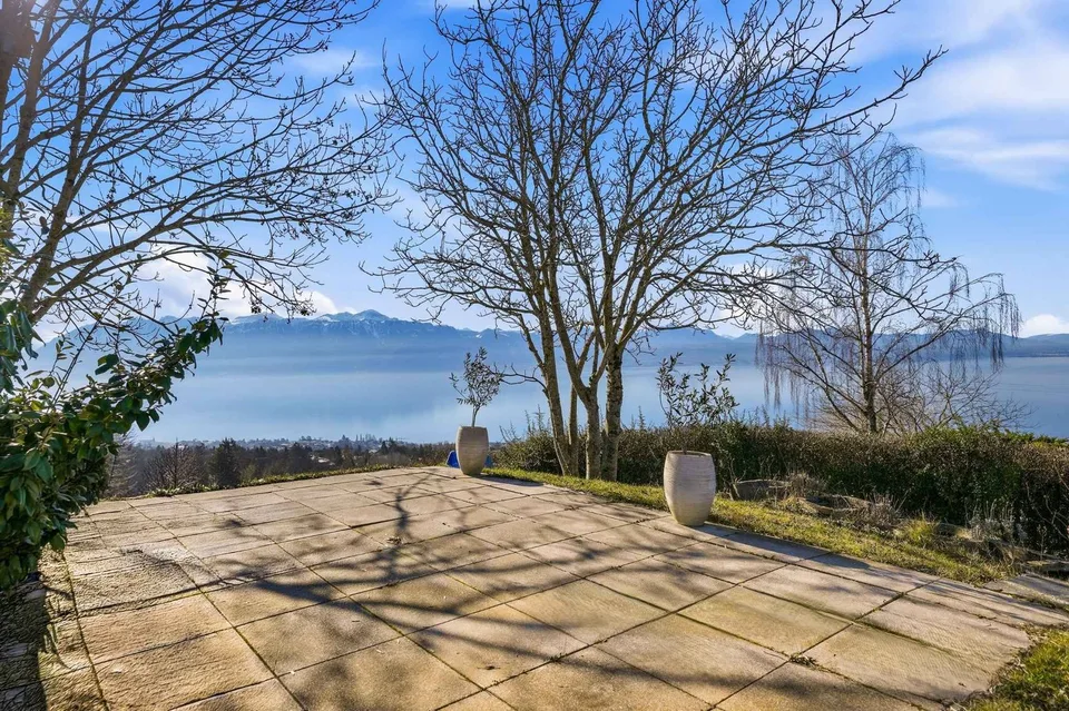 Villa d'exception avec piscine et vue imprenable sur le Lac