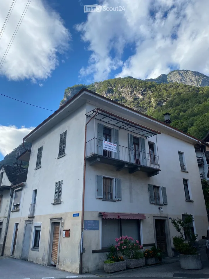 Vendiamo a Cavergno, casa ticinese con rustico annesso