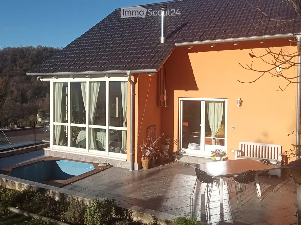 Vendesi casa unifamiliare con giardino