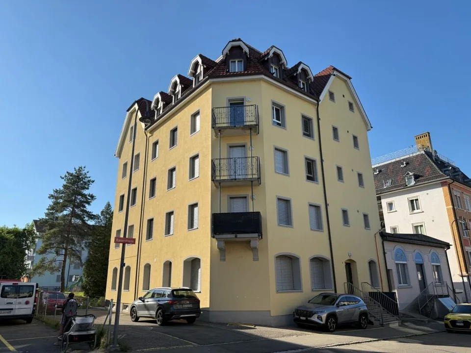 Möblierte 2.5 Zimmerwohnung mit Balkon