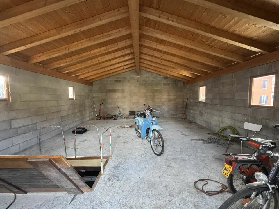 Magazzino con 2 garage in vendita