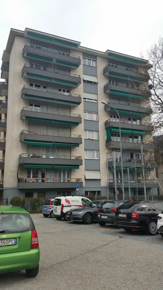 Appartement spacieux 4.5 pièces avec vue ouverte et garage à Chiasso