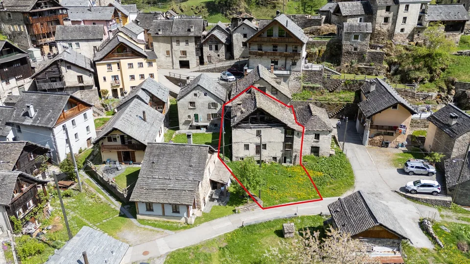 Tipica casa ticinese nella valle di Lavizzara da ristrutturare