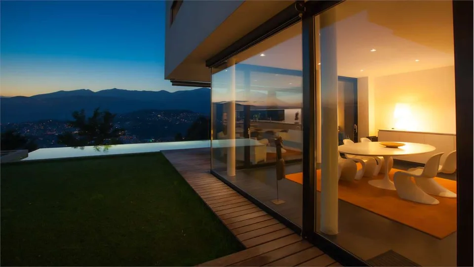 Lugano: contemporary prestige villa with pool and lake view