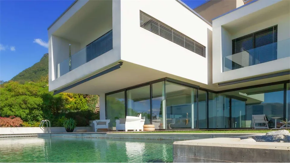 Lugano: contemporary prestige villa with pool and lake view