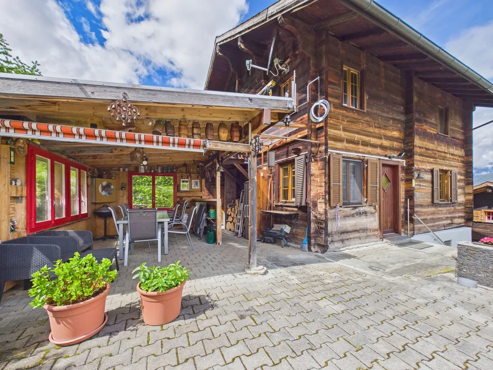 Charmantes Chalet mit Bauland und grosser Sommer-Loggia in Ergisch