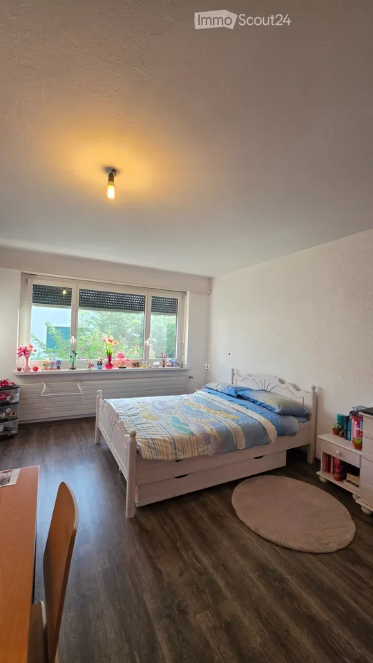 ein grosses Zimmer in EFH zu vermieten