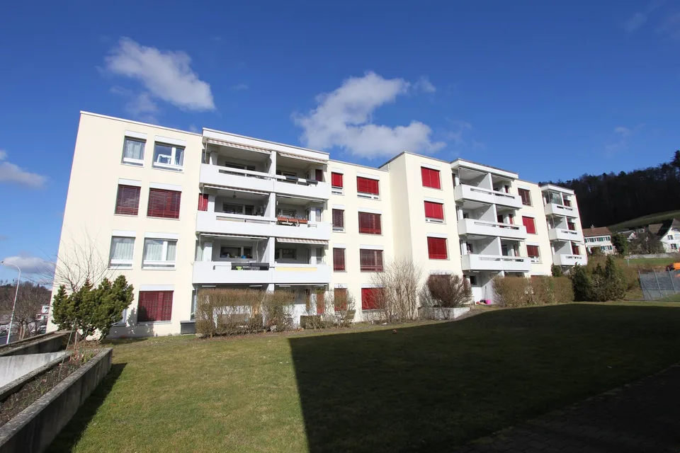 Helle 3.5-Zimmer-Wohnung mit Balkon und schöner Aussicht in Teufenthal AG