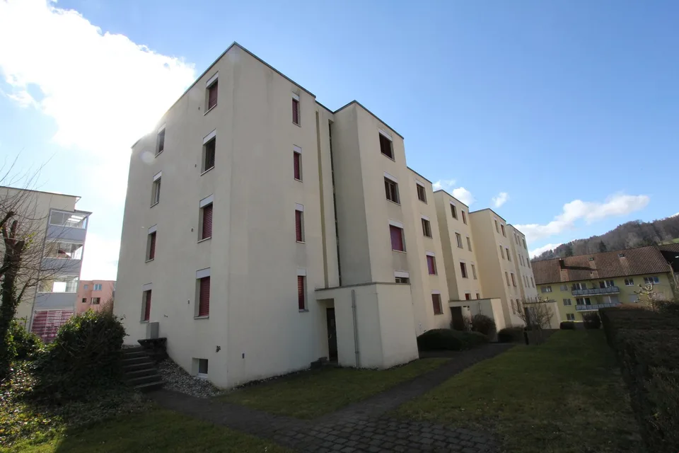 Helle 3.5-Zimmer-Wohnung mit Balkon und schöner Aussicht in Teufenthal AG