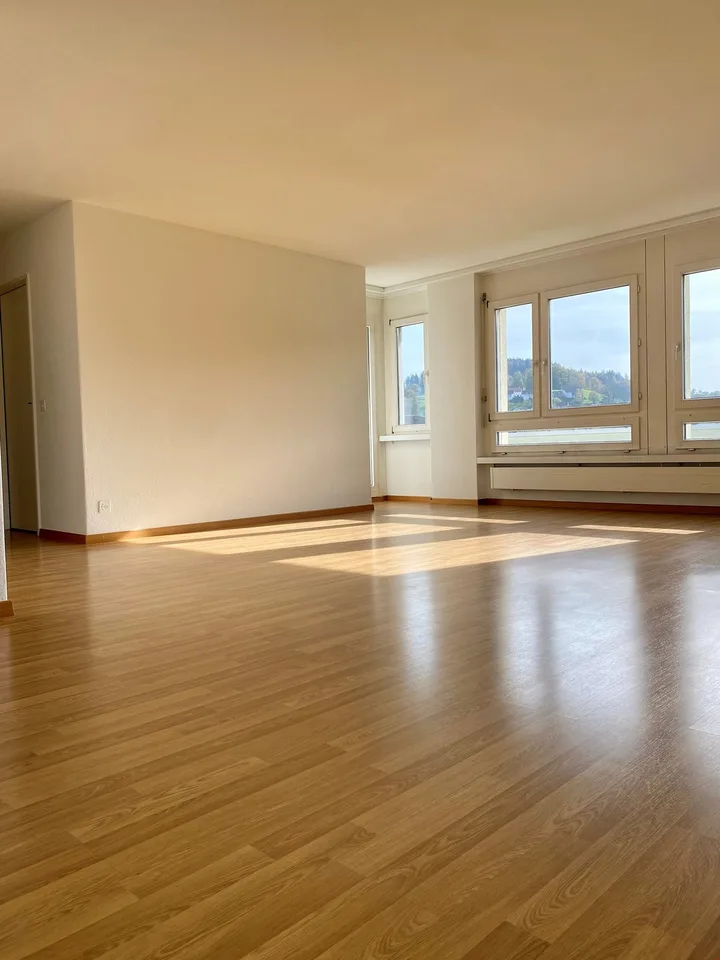 Helle 3.5-Zimmer-Wohnung mit Balkon und schöner Aussicht in Teufenthal AG