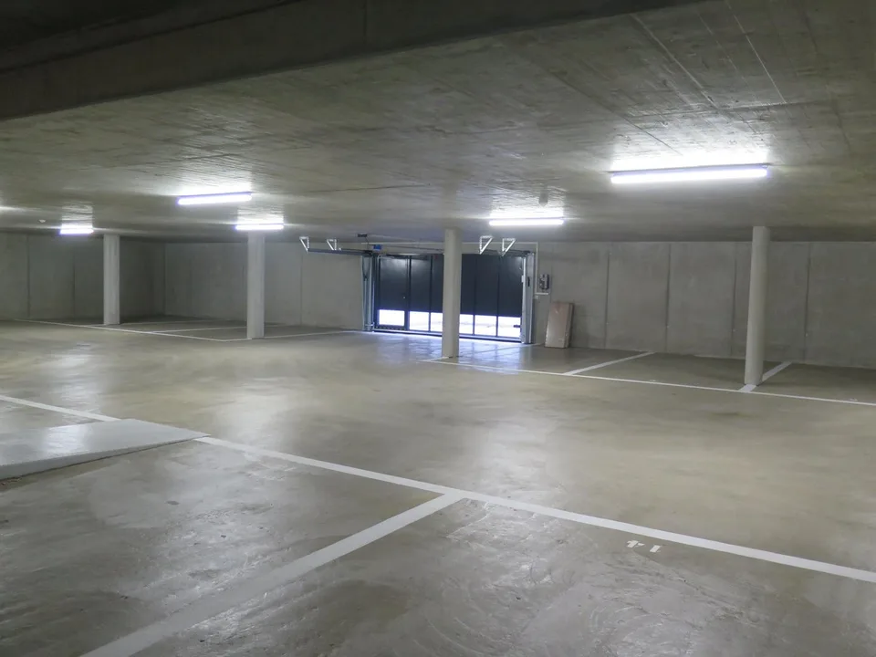 PLACE DE PARKING INTERIEURE - PARKING SOUTERRAIN RUE DE LA TOUR 16 - CRASSIER