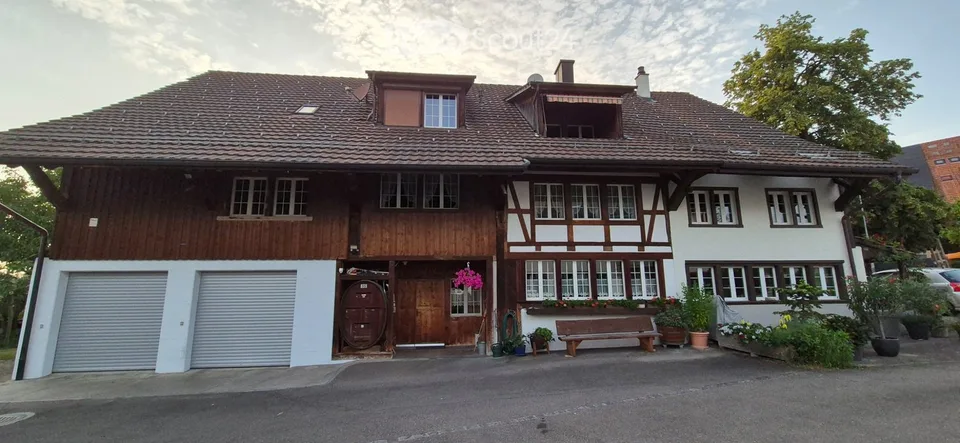 Heimelige Dachwohnung in ehemaligem Bauernhaus, 01.08.2026