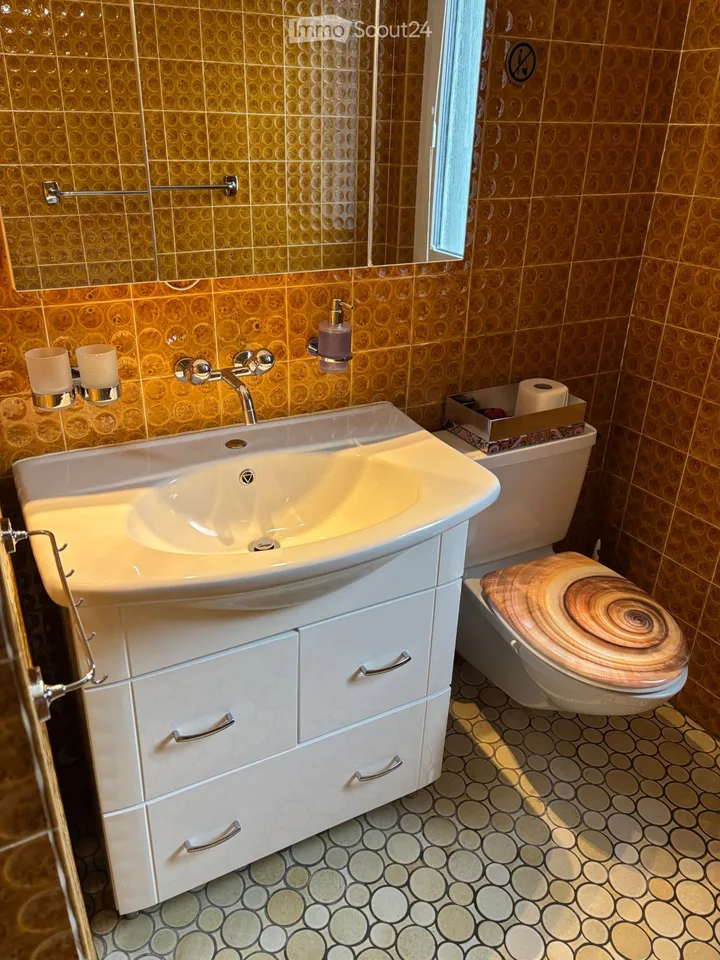 Bright, cozy room, separate entrance and parking space