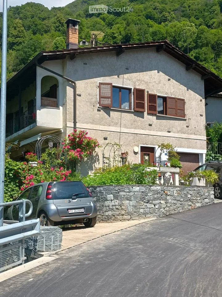 VENDESI VILLA A CUGNASCO VISTA LAGO