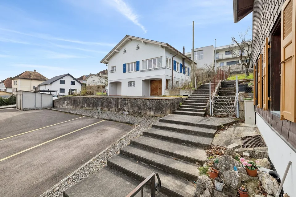 Detached house ideally located in the heart of the village