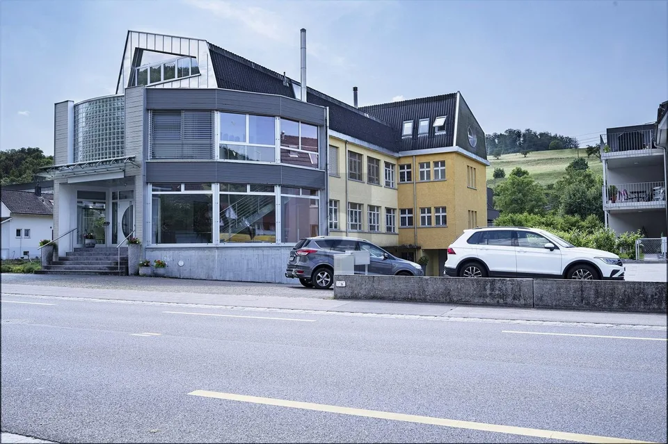 HELLE BÜRORÄUMLICHKEITEN IN KREATIVEM UMFELD
