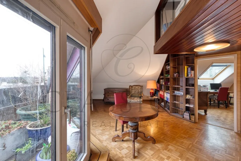 Duplex de caractère avec balcon, volumes mansardés et charme rare – photo 4 sur 13