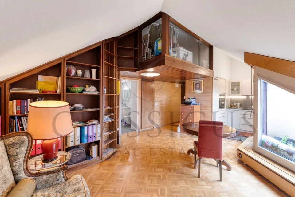 Duplex de caractère avec balcon, volumes mansardés et charme rare – photo 2 sur 13