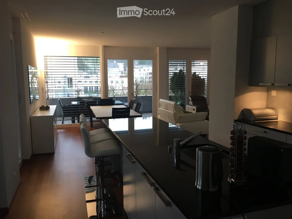 Appartement moderne, lumineux de 4,5 pièces en centre-ville