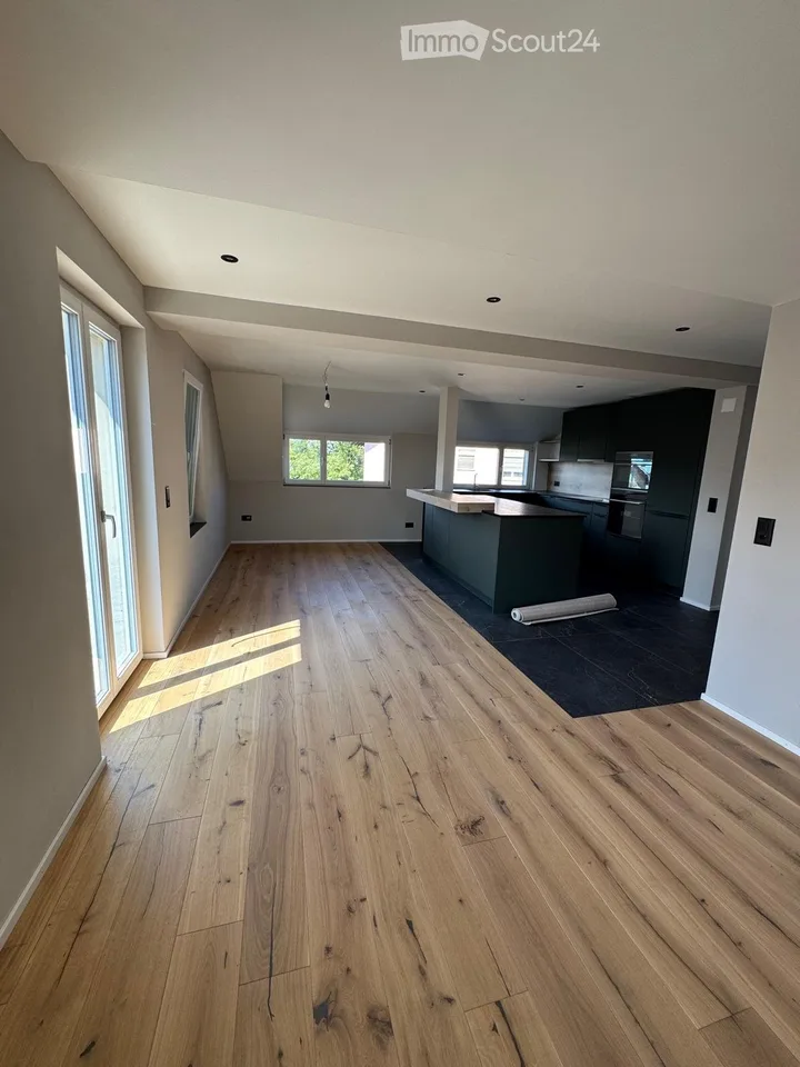 Komplett renovierte 4.5-Zimmer Dachwohnung mit Balkon