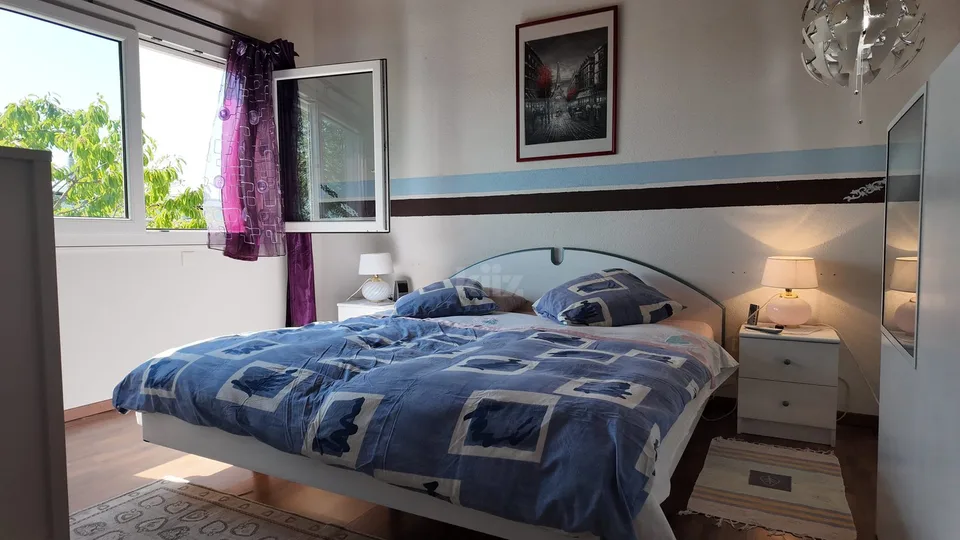 Beautiful family home with jacuzzi and lovely garden – photo 18 of 21