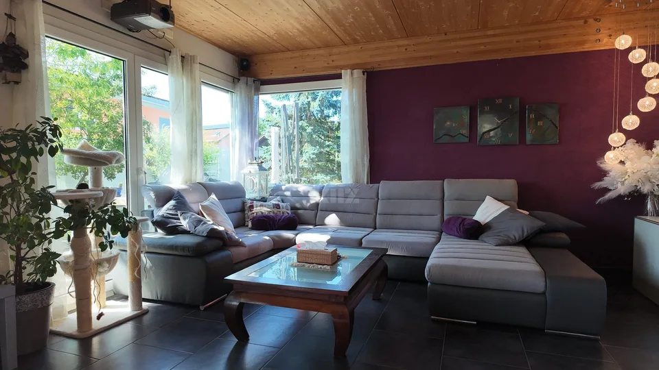 Beautiful family home with jacuzzi and lovely garden – photo 16 of 21