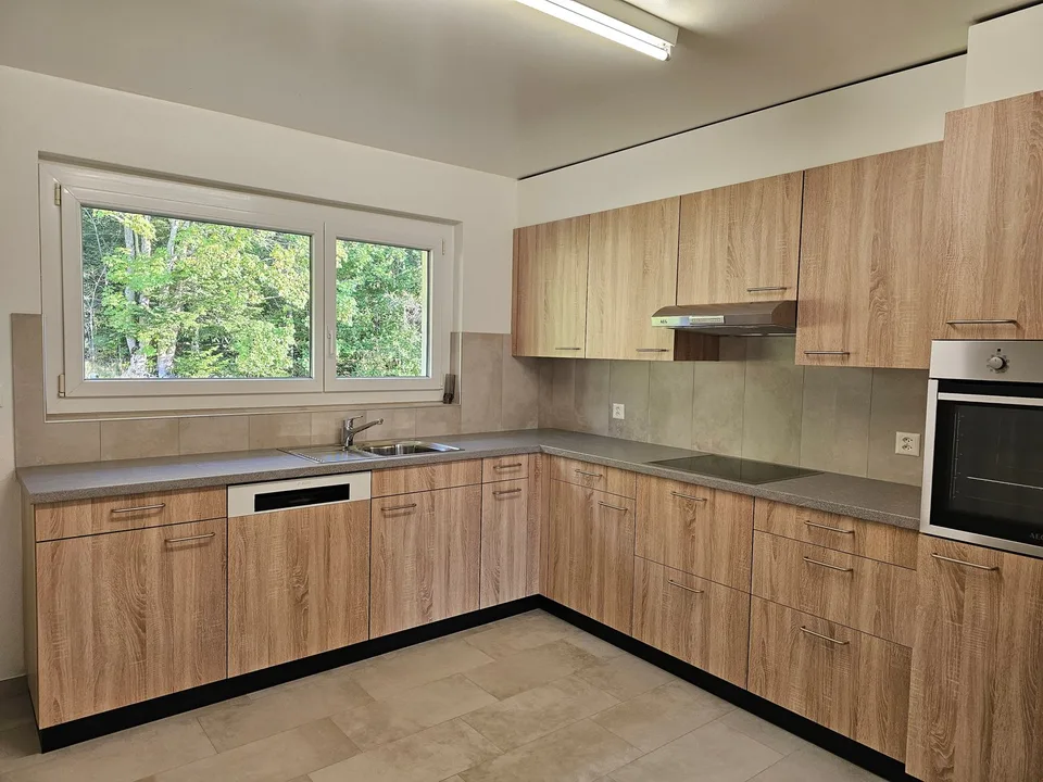 Appartement rénové de 4.5 pièces avec balcon, en pleine nature