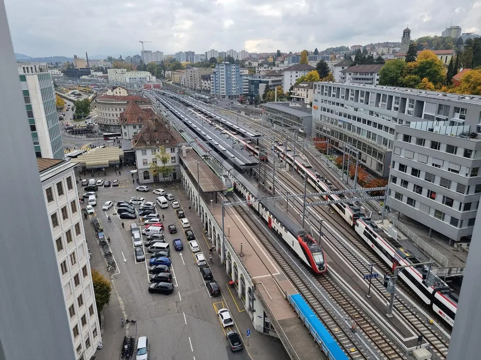 ARBEITSRAUM MIT PANORAMABLICK