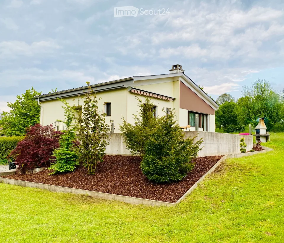 Maison avec grand jardin privatif et terrasse à Coeuve
