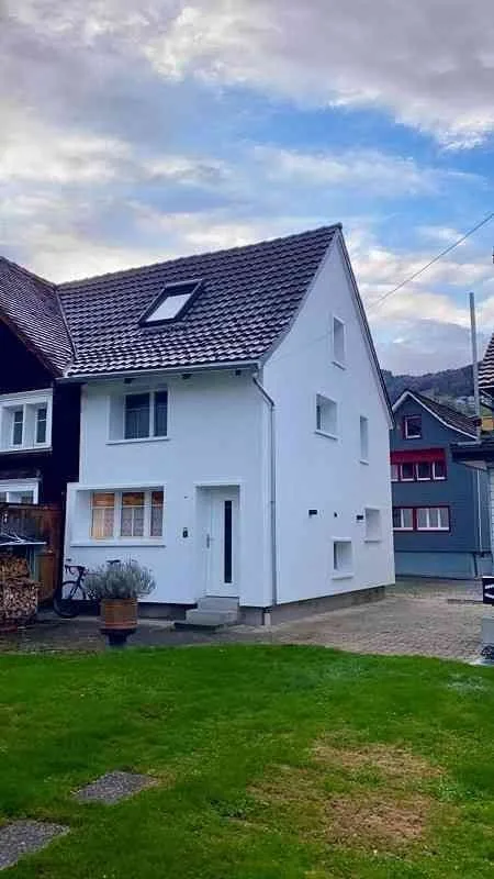 zentraler 3.5-Zimmer-Hausteil mit Sitzplatz & Parkplatz