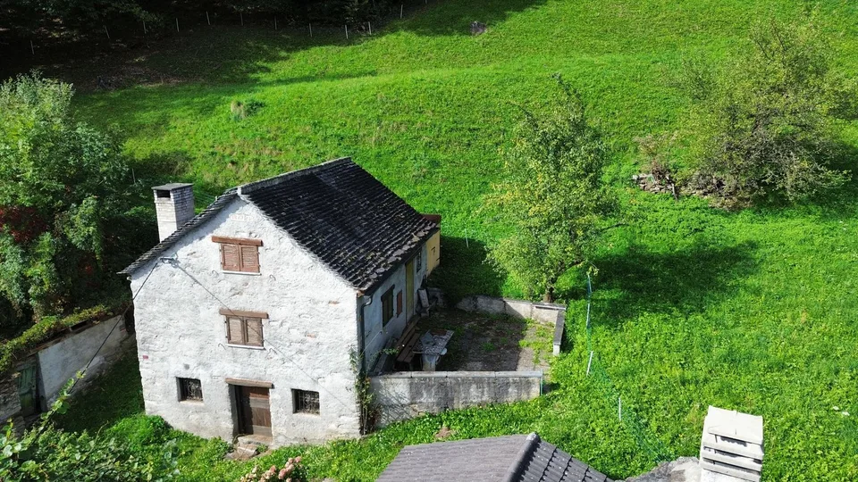 Rustikales Anwesen zum Verkauf in dem wunderschönen Blenio-Tal – Foto 1 von 29