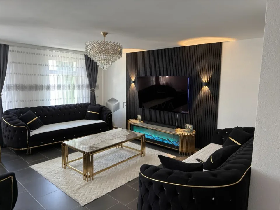 Casa d'angolo attraente con due unità residenziali - ideale per le famiglie o gli investitori