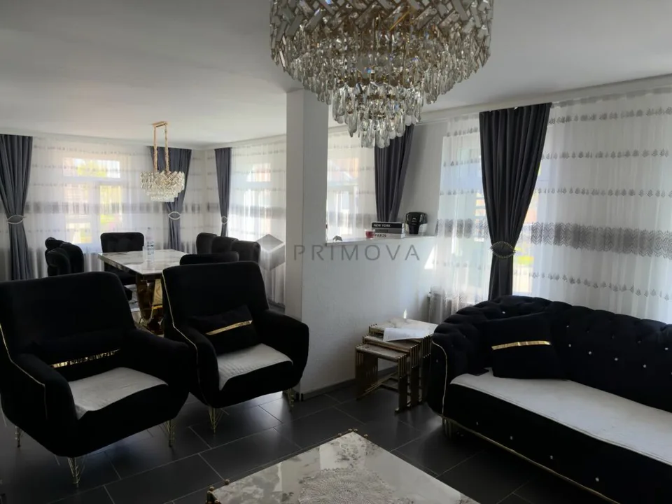 Casa d'angolo attraente con due unità residenziali - ideale per le famiglie o gli investitori