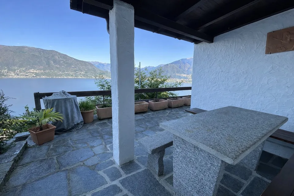 CASA CON SPLENDIDA VISTA LAGO â 3 LOCALI SU DUE LIVELLI
